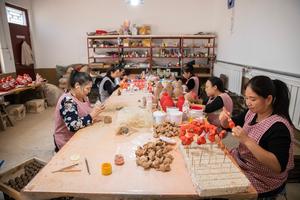 CHINA-HENAN-HEBI-ESCULTURAS DE ARCILLA-NI GUGU-INDUSTRIA-DESARROLLO