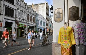 CHINA-HAINAN-HAIKOU-CALLE ANTIGUA DE QILOU-TURISTAS EXTRANJEROS
