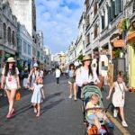 CHINA-HAINAN-HAIKOU-CALLE ANTIGUA DE QILOU-TURISTAS EXTRANJEROS