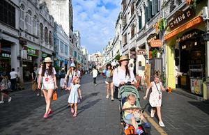 CHINA-HAINAN-HAIKOU-CALLE ANTIGUA DE QILOU-TURISTAS EXTRANJEROS
