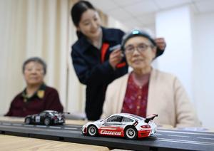 CHINA-QINGDAO-ROBOT-CUIDADO DE PERSONAS MAYORES