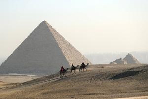 EGIPTO-GIZA-PIRAMIDES-TURISMO