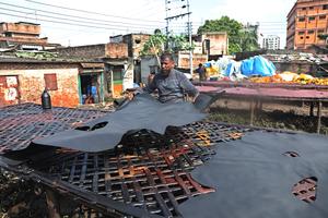 BANGLADESH-DHAKA-CURTIDURIA-CUERO-PRODUCCION