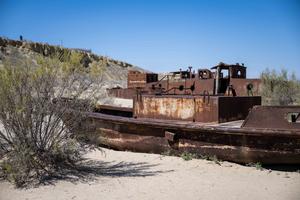 UZBEKISTAN-MOYNAQ-MAR DE ARAL-CEMENTERIO DE BARCOS