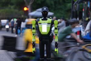 CHINA-ZHEJIANG-HANGZHOU-ROBOTS HUMANOIDES-MANEJO DEL TRAFICO