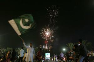 PAKISTAN-MULTAN-INDIA-CESE AL FUEGO-CELEBRACION
