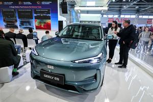 HUNGRIA-BUDAPEST-SALON DEL AUTOMOVIL-MARCA CHINA