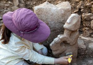 TURQUIA-SANLIURFA-ESCULTURA DE PIEDRA-EXCAVACION