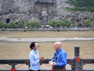 CHINA-HENAN-LUOYANG-RONALD SAKOLSKY Y YIN YUZHEN-VISITA