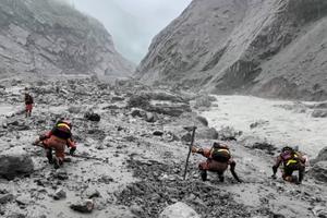 CHINA-XIZANG-GYIRONG-AVALANCHA DE LODO-RESCATE