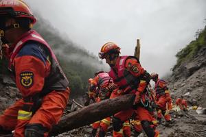 CHINA-XIZANG-GYIRONG-AVALANCHA DE LODO-RESCATE