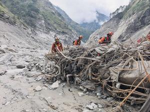 CHINA-XIZANG-GYIRONG-AVALANCHA DE LODO-RESCATE