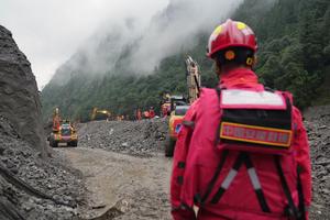 CHINA-XIZANG-GYIRONG-AVALANCHA DE LODO-RESCATE