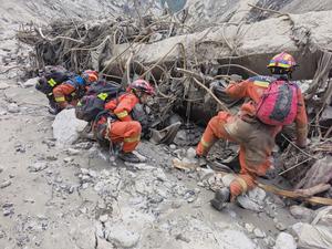 CHINA-XIZANG-GYIRONG-AVALANCHA DE LODO-RESCATE
