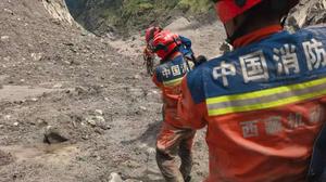CHINA-XIZANG-GYIRONG-AVALANCHA DE LODO-RESCATE
