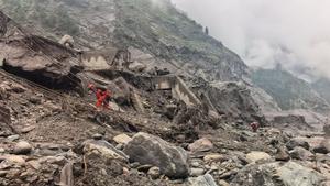 CHINA-XIZANG-GYIRONG-AVALANCHA DE LODO-RESCATE