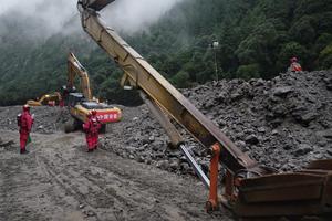 CHINA-XIZANG-GYIRONG-AVALANCHA DE LODO-RESCATE