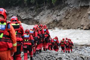 CHINA-XIZANG-GYIRONG-AVALANCHA DE LODO-RESCATE