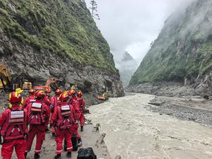 CHINA-XIZANG-GYIRONG-AVALANCHA DE LODO-RESCATE