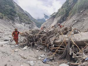CHINA-XIZANG-GYIRONG-AVALANCHA DE LODO-RESCATE