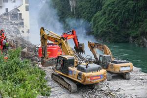 CHINA-CHONGQING-DERRUMBE DE MONTAÑA-RESCATE