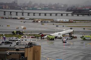 EEUU-NUEVA YORK-AVION-CAMION DE BOMBEROS-COLISION