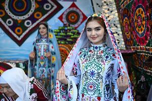 TAYIKISTAN-DUSAMBE-DESFILE DE TRAJES TRADICIONALES
