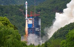 CHINA-SICHUAN-XICHANG-SATELITES PARA EXPERIMENTACION-LANZAMIENTO