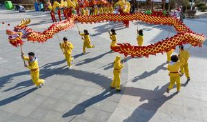 CHINA-NINGXIA-ESTUDIANTES INTERNACIONALES-AÑO NUEVO CHINO-COSTUMBRES POPULARES