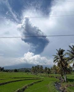 FILIPINAS-ISLA DE NEGROS-VOLCAN MONTE CANLAON-ERUPCION