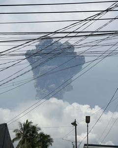 FILIPINAS-ISLA DE NEGROS-VOLCAN MONTE CANLAON-ERUPCION