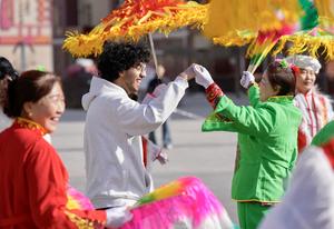 CHINA-NINGXIA-ESTUDIANTES INTERNACIONALES-AÑO NUEVO CHINO-COSTUMBRES POPULARES