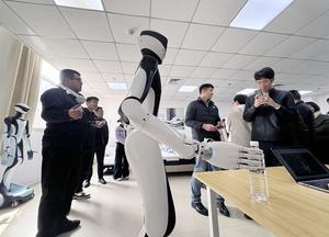 CHINA-SHANDONG-QINGDAO-HOGARES DE ANCIANOS-AUGE DE ROBOTS