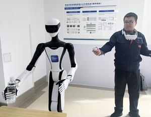 CHINA-SHANDONG-QINGDAO-HOGARES DE ANCIANOS-AUGE DE ROBOTS