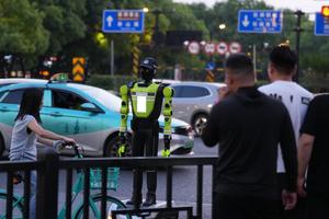 CHINA-ZHEJIANG-HANGZHOU-ROBOTS HUMANOIDES-MANEJO DEL TRAFICO