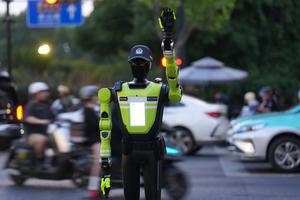 CHINA-ZHEJIANG-HANGZHOU-ROBOTS HUMANOIDES-MANEJO DEL TRAFICO