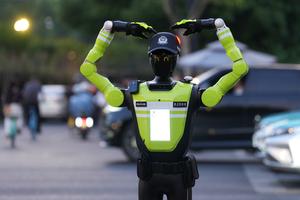CHINA-ZHEJIANG-HANGZHOU-ROBOTS HUMANOIDES-MANEJO DEL TRAFICO
