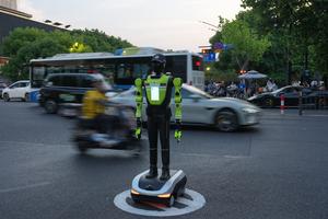 CHINA-ZHEJIANG-HANGZHOU-ROBOTS HUMANOIDES-MANEJO DEL TRAFICO
