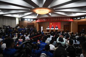 CHINA-JIUQUAN-ASTRONAUTAS DE SHENZHOU-23-REUNION CON LA PRENSA