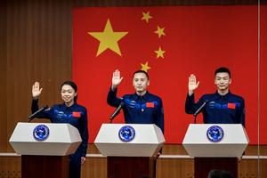 CHINA-JIUQUAN-ASTRONAUTAS DE SHENZHOU-23-REUNION CON LA PRENSA