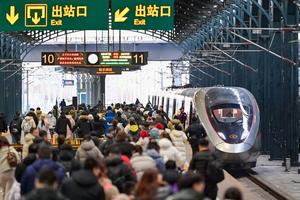 CHINA-TEMPORADA DE VIAJES POR LA PRIMAVERA-VIAJES DE PASAJEROS INTERREGIONALES-PUNTO DE MEDIO