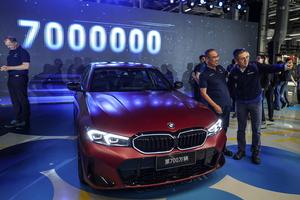 CHINA-LIAONING-SHENYANG-BMW-VEHICULO NUMERO SIETE MILLONES-CEREMONIA