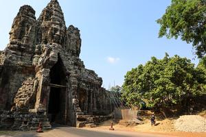 CAMBOYA-SIEM REAP-ANGKOR THOM-MURO DE LATERITA-RESTAURACION