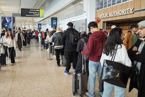 EEUU-NUEVA YORK-AEROPUERTO-CONTROL DE SEGURIDAD-LARGO TIEMPO DE ESPERA