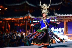 CHINA-GUIZHOU-KAILI-DESFILE DE MODA-ALDEA T