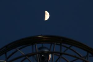 CHINA-ASTRONOMIA-LUNA EN CUARTO CRECIENTE