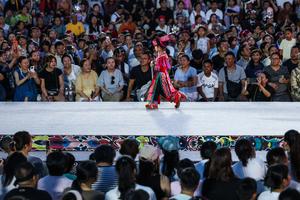 CHINA-GUIZHOU-KAILI-DESFILE DE MODA-ALDEA T
