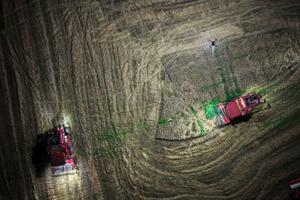 CHINA-ANHUI-COSECHA DE TRIGO-ILUMINACION CON DRONES