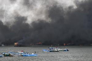 ECUADOR-MANABI-INCENDIO-EMBARCACIONES