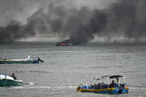ECUADOR-MANABI-INCENDIO-EMBARCACIONES
